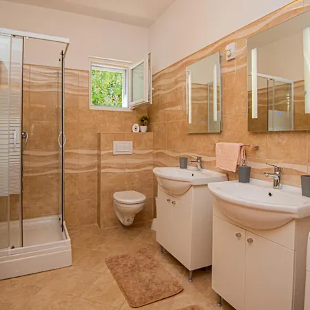 Gorgeous In With Kitchen Holiday home *